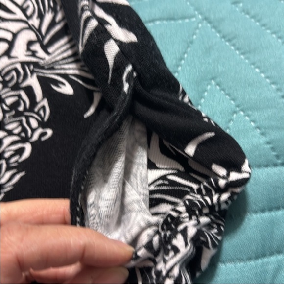 3/$14 Chico’s Pima Cotton Pineapple Tunic w/ Pockets Size: 1 US M - Picture 6 of 8